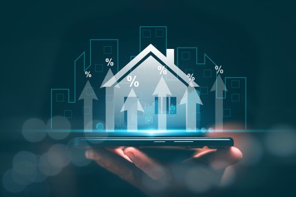 Hologramm eines Hauses auf einer Hand