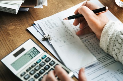 Person arbeitet am Taschenrechner